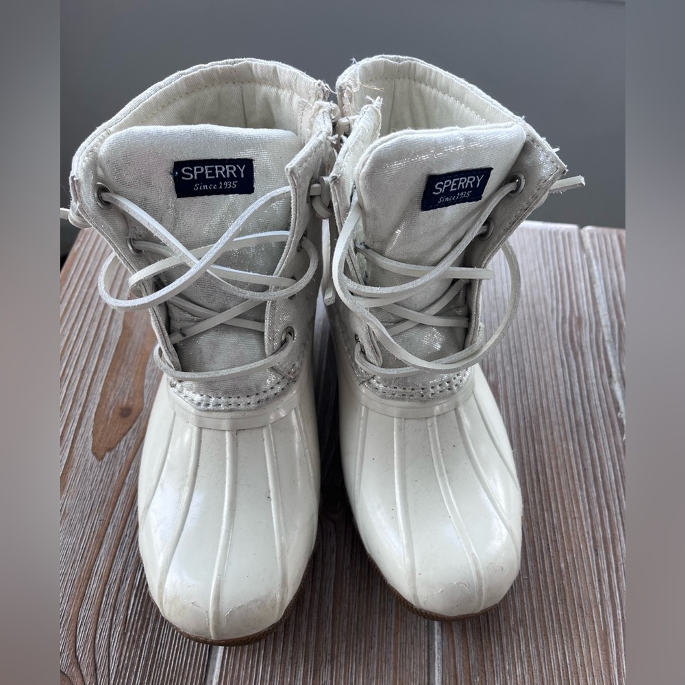 Girls sperry boot